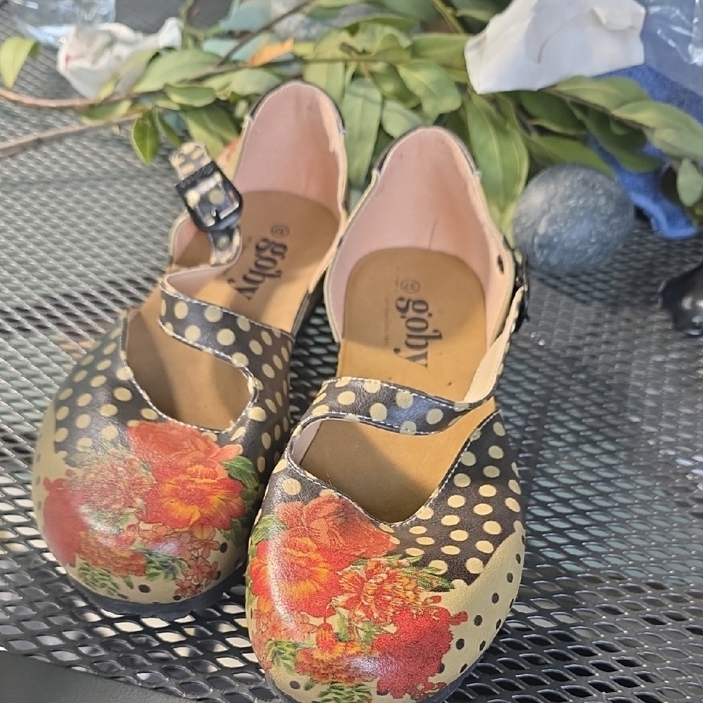Goby Women's Floral Polka Dot Flats - Black and Red